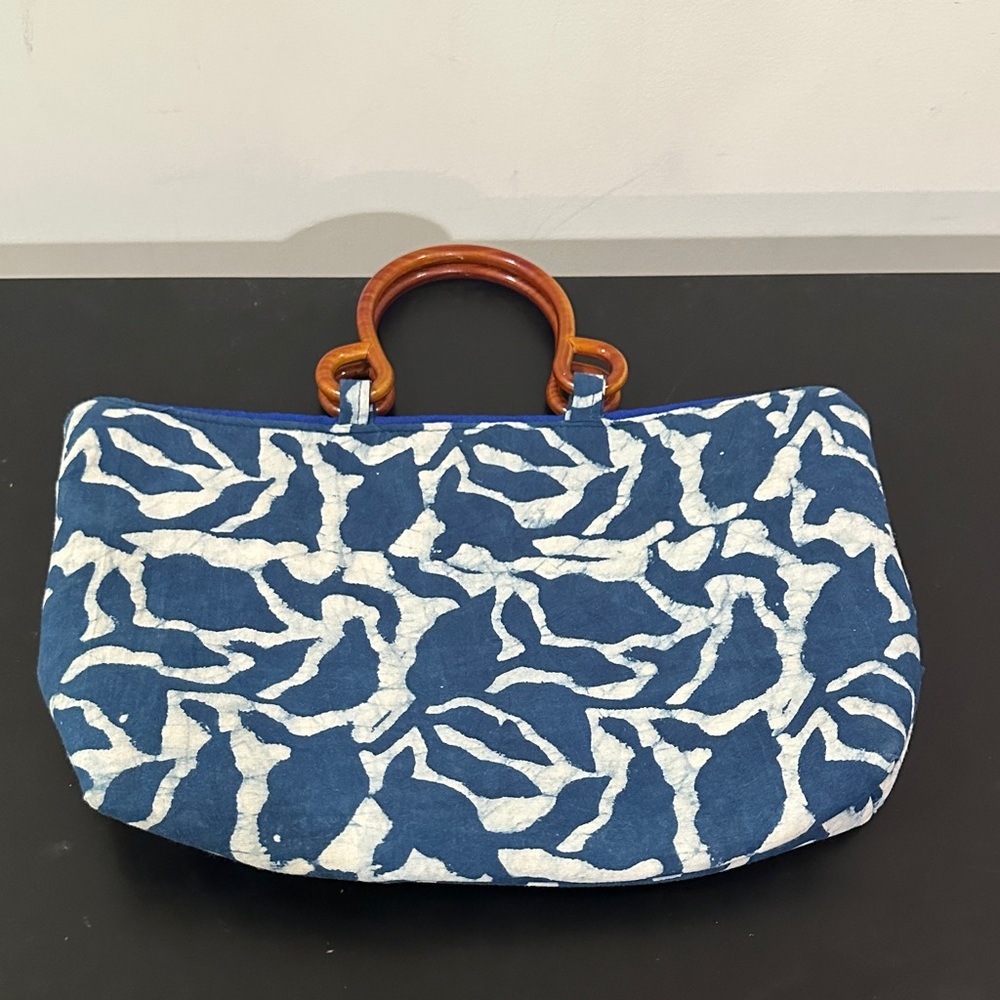 Blue and White Patterned Women's Bag with Wooden Handles - Picture 4 of 6